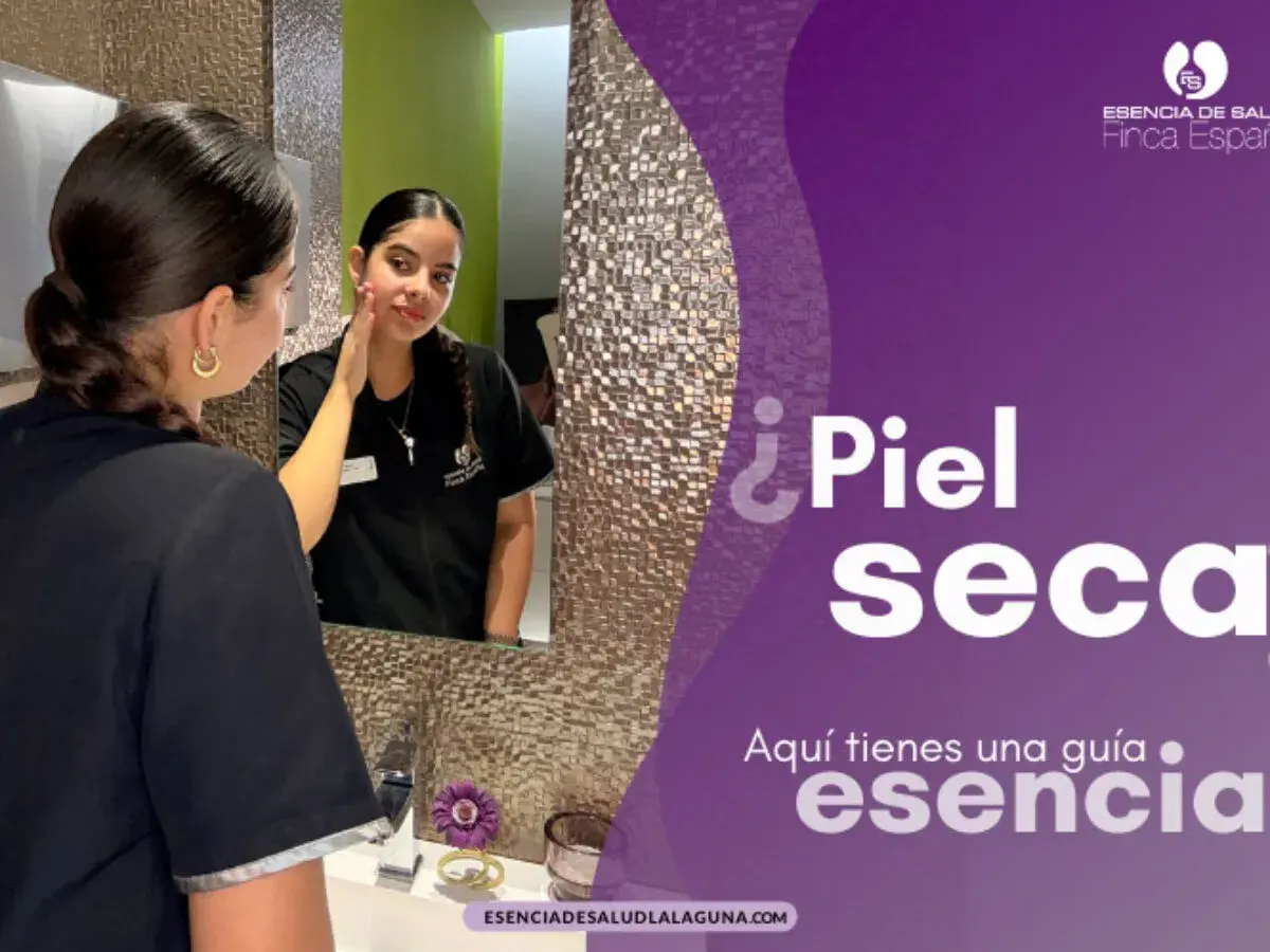 Una mujer se toca la mejilla frente a un espejo, reflexionando sobre la **xerosis** y buscando una solución.
