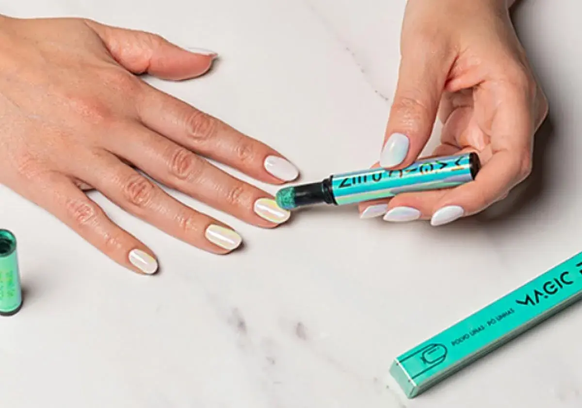 Manicura con efecto espejo. Un aplicador con polvo holográfico de Mercadona crea magia en las uñas.