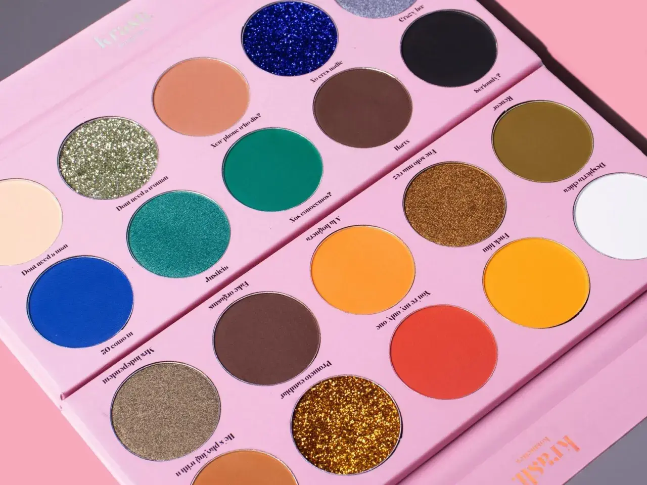 Paleta de sombras Krash Kosmetics con tonos vibrantes y brillantes, lista para crear looks audaces.