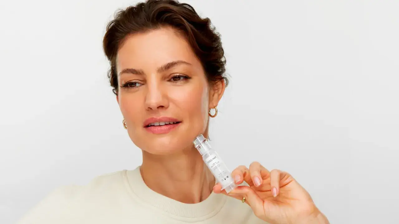 Mujer con producto de belleza. ¿Serán ciertas las cocunat opiniones negativas?