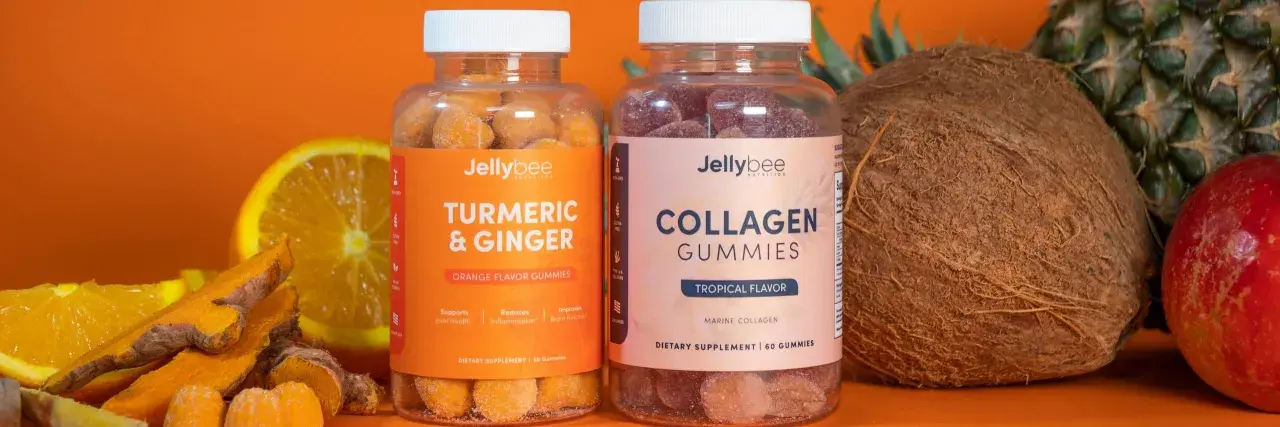 Gomitas de colágeno Jellybee sabor tropical y cúrcuma con jengibre, junto a frutas tropicales. ¡Tu aliado para el bienestar, como los que encuentras en Mercadona!