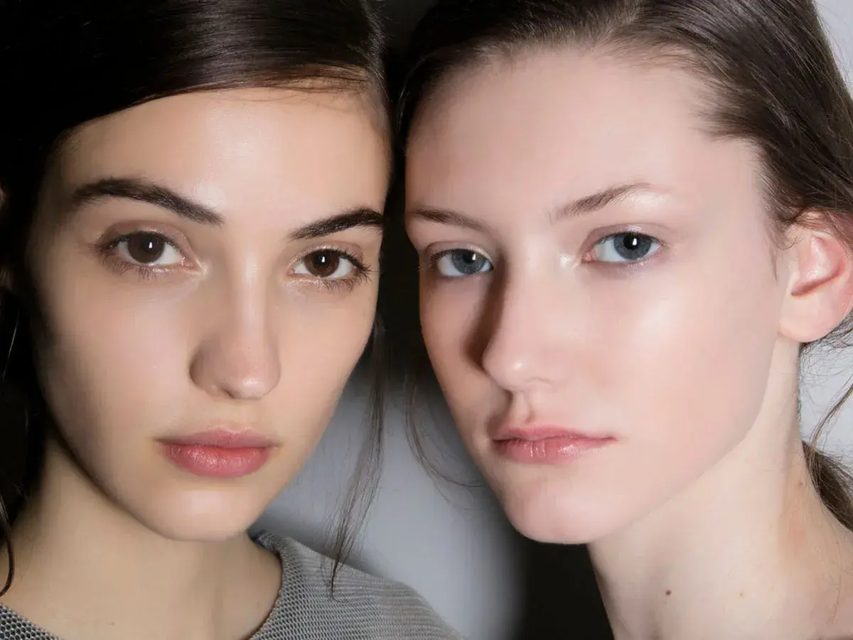 Dos rostros con maquillaje de día sutil. Piel luminosa y labios naturales, un look fresco y radiante.