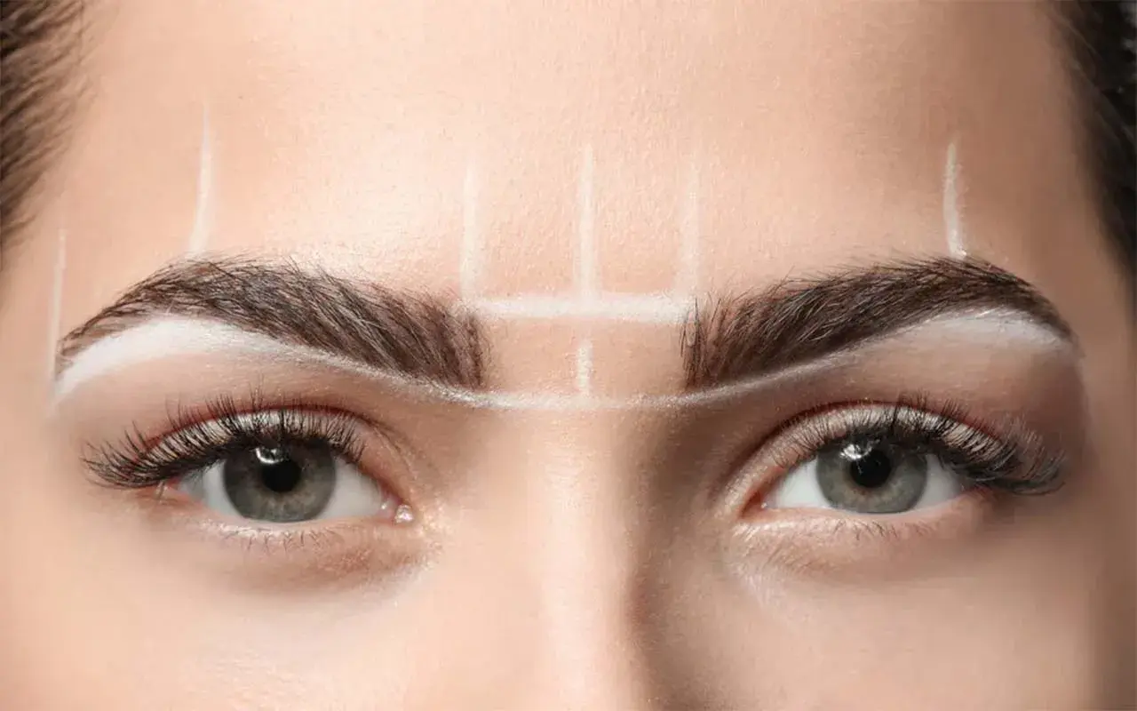Primeras líneas de diseño para cejas tatuadas, microblading o micropigmentación.