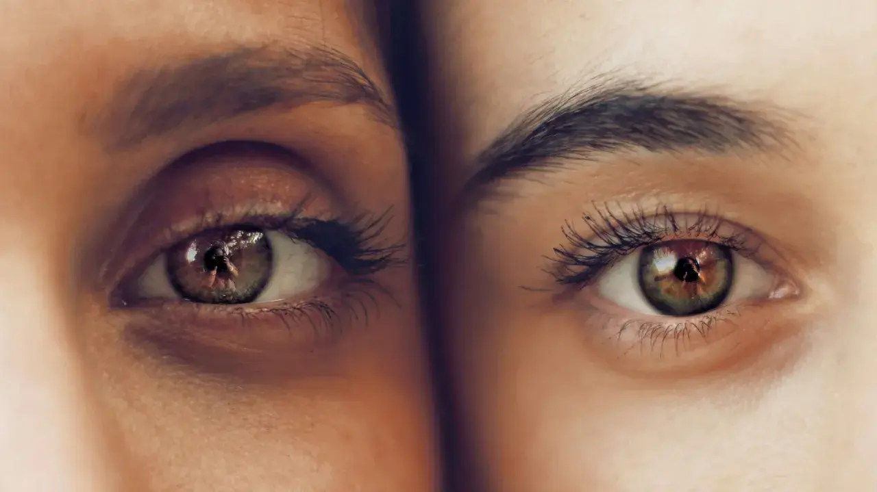 Dos ojos cercanos, uno con ojeras marcadas, el otro más despejado. Reflejan un mundo de detalles.