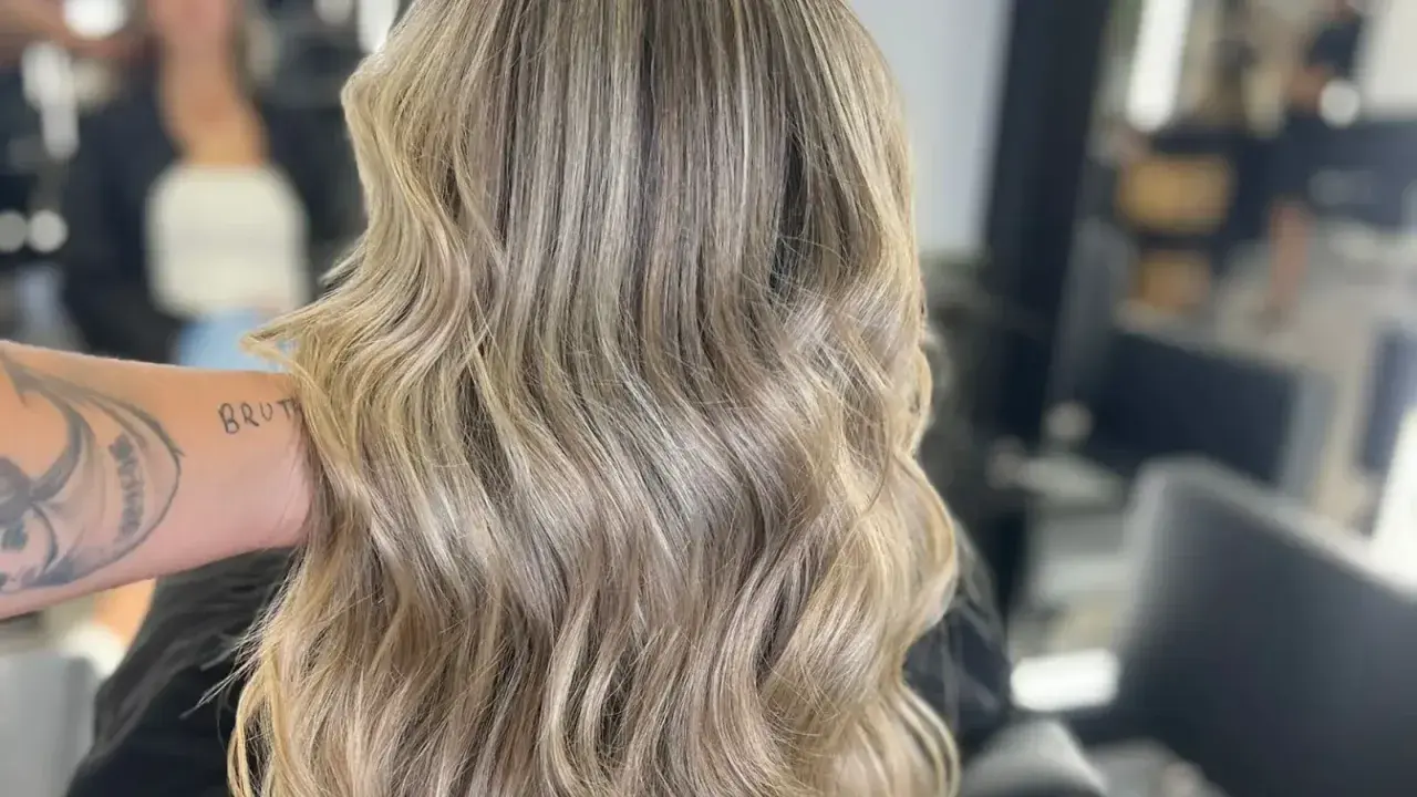Cabello rubio con ondas suaves, mostrando diferentes tipos de rubio y reflejos sutiles.