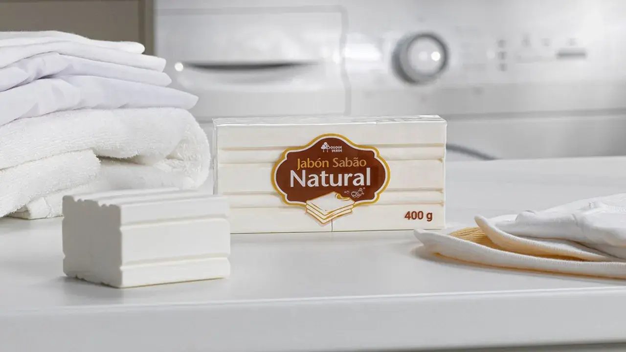 Jabón natural en barra, ideal para la colada. La glicerina vegetal de Mercadona cuida tu ropa y tu piel.
