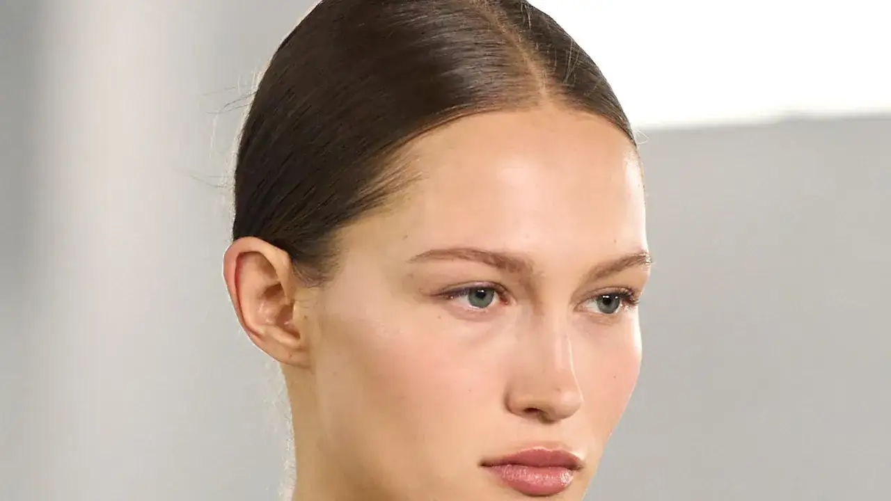 Rostro de mujer con piel radiante, realzando la importancia de la ceramida para una piel sana y luminosa.