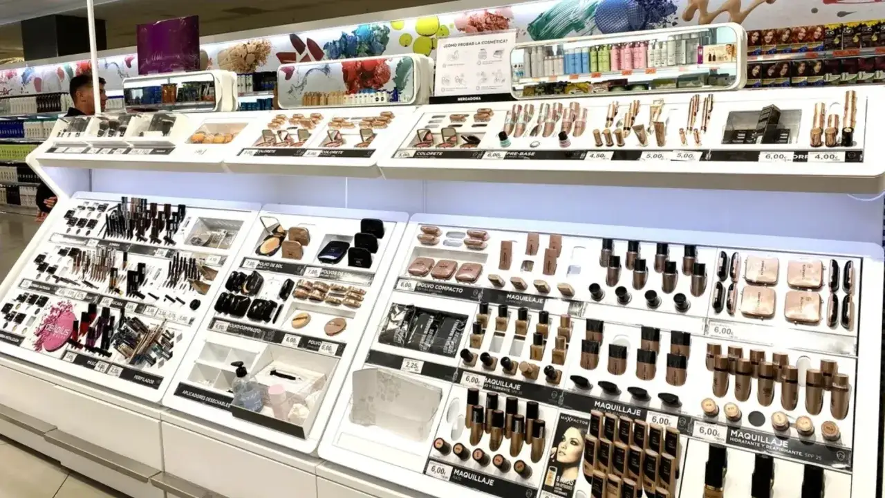 Exhibición de maquillaje en Mercadona con bases, polvos y coloretes. ¡Descubre tu maquillaje Mercadona recomendado!