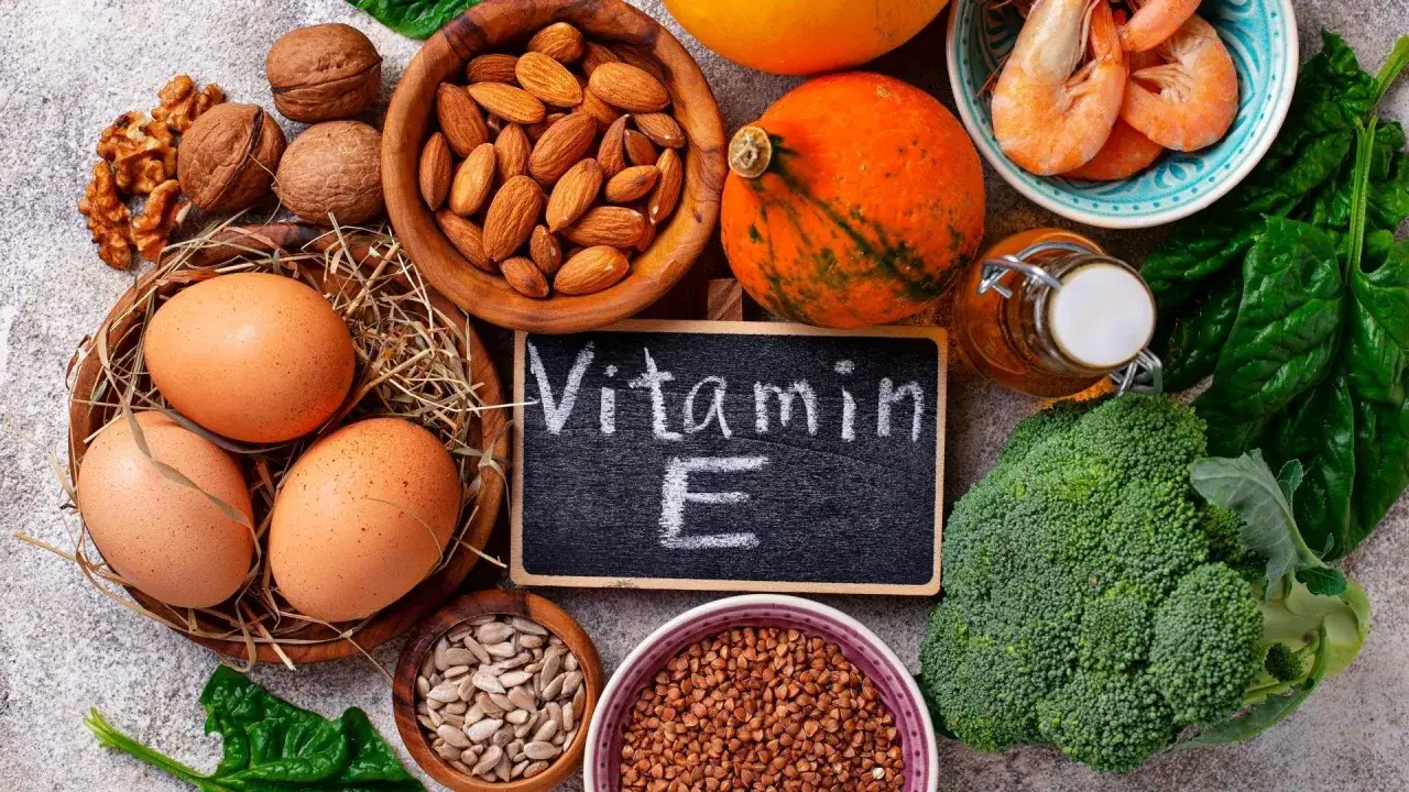 Alimentos ricos en tocoferol: almendras, huevos, espinacas, brócoli, semillas de girasol, nueces, camarones y calabaza.