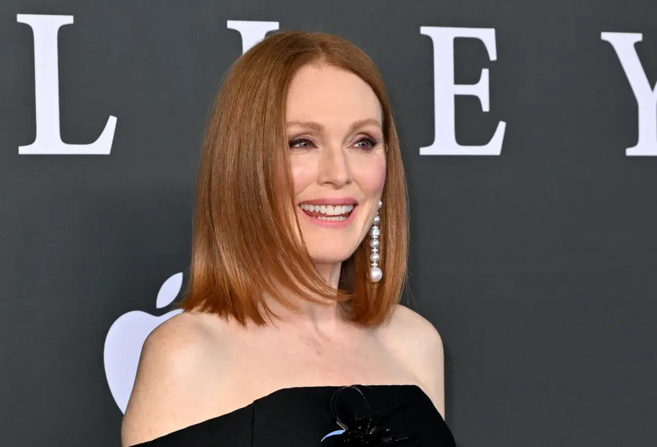 Julianne Moore sonríe con un corte de pelo bob pelirrojo, un ejemplo de cortes de pelo que rejuvenecen a los 50.