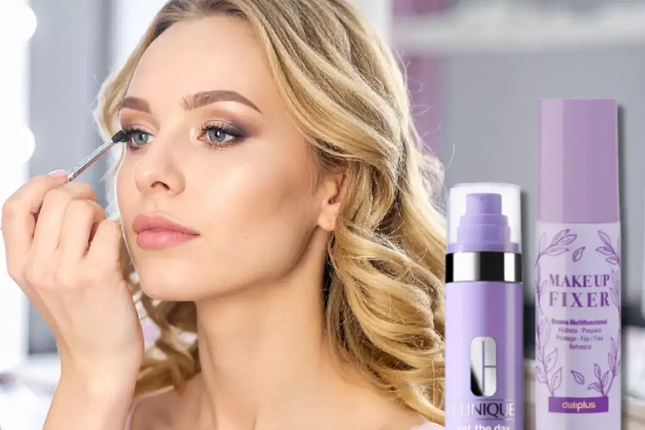 Mujer rubia aplicándose maquillaje. A su lado, dos botes de fijador de maquillaje, uno de Clinique y otro de Deliplus, similar al fijador de maquillaje Mercadona.