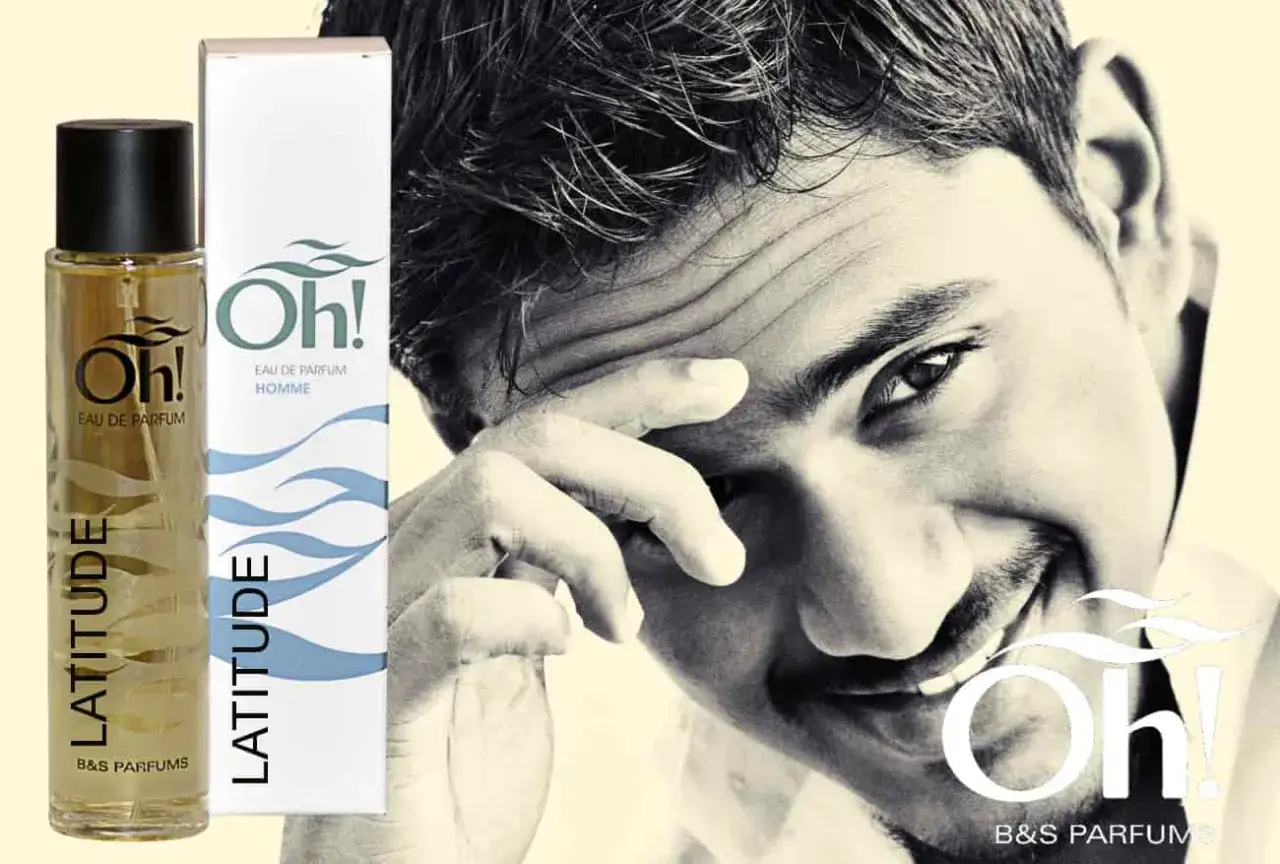 Un hombre sonriente con perfume Latitude, una fragancia que evoca las equivalencias caravan hombre.