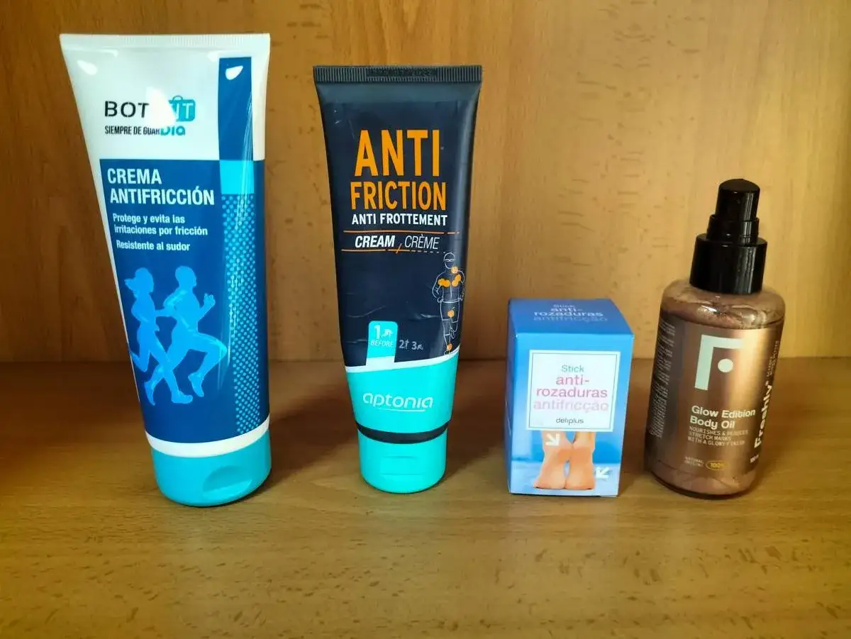 Crema antifricción y stick anti rozaduras muslos, ideales para deportistas. También se ve un aceite corporal.