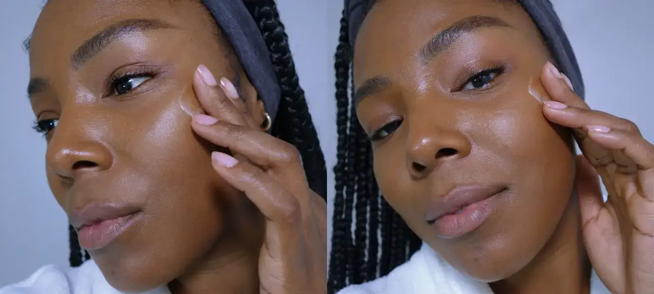 Mujer aplicando crema en su rostro para combatir la piel seca.