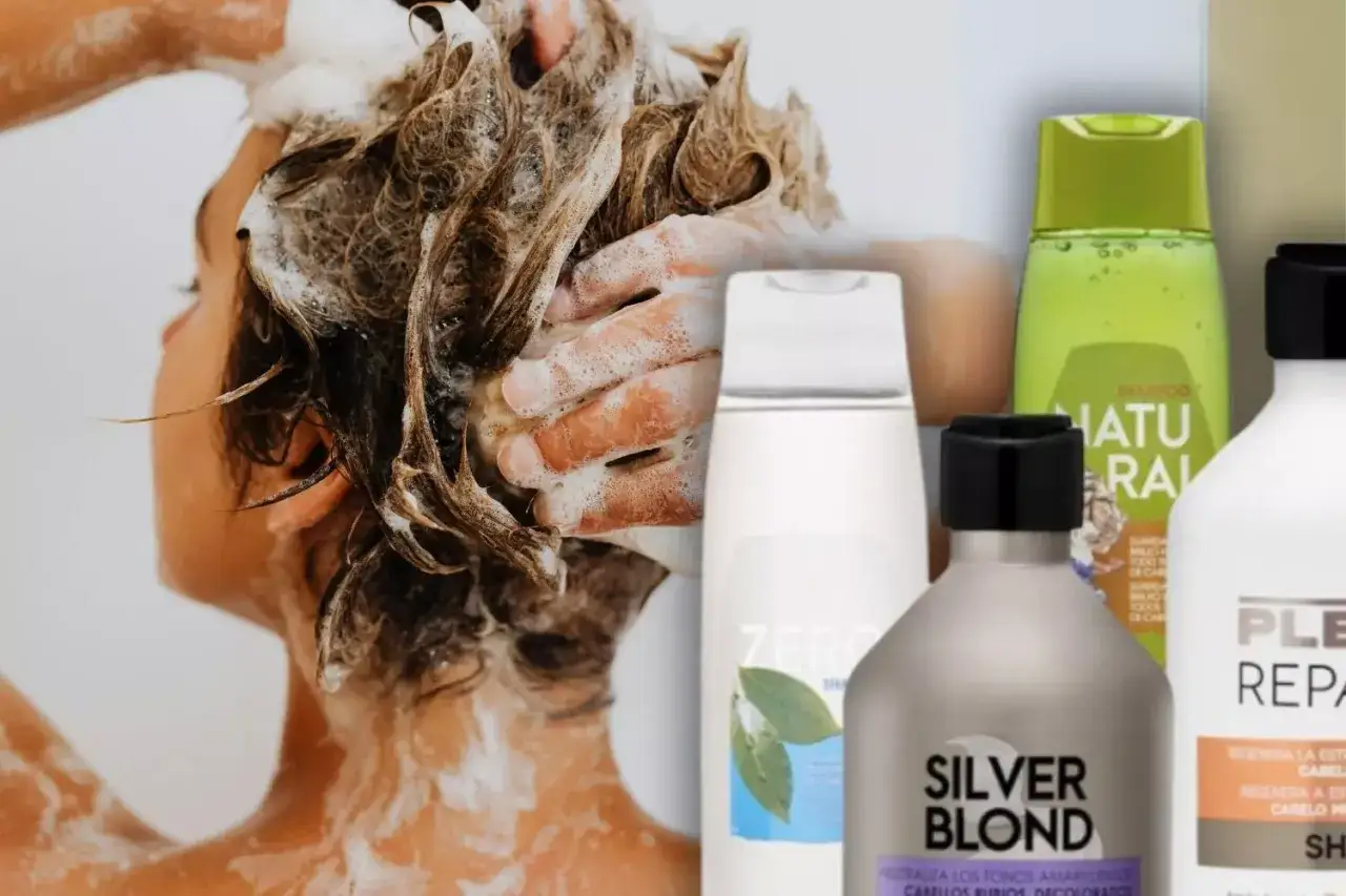 Persona lavándose el cabello con espuma. Varias botellas de champú, incluyendo un champú sin sulfatos Mercadona, para un cuidado capilar completo.