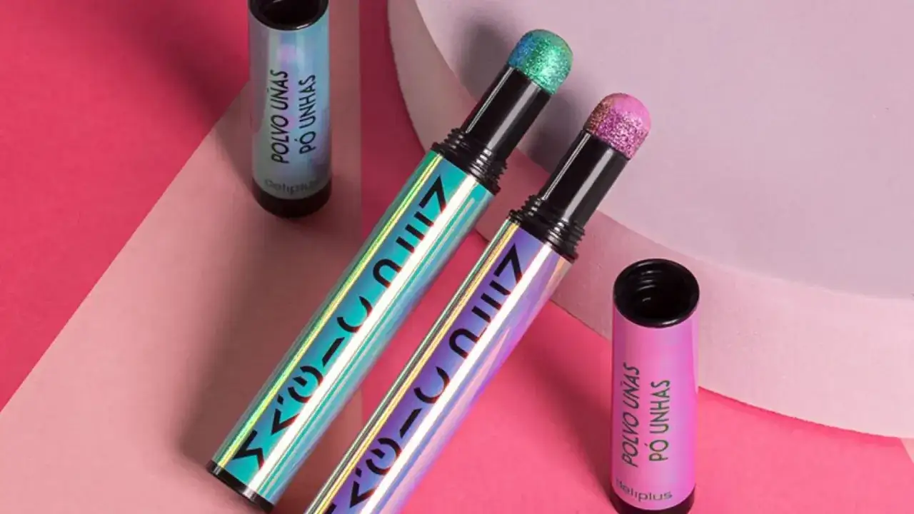 Polvos para uñas con brillo, verde y rosa, que crean un efecto mercadona magic en tus manos.