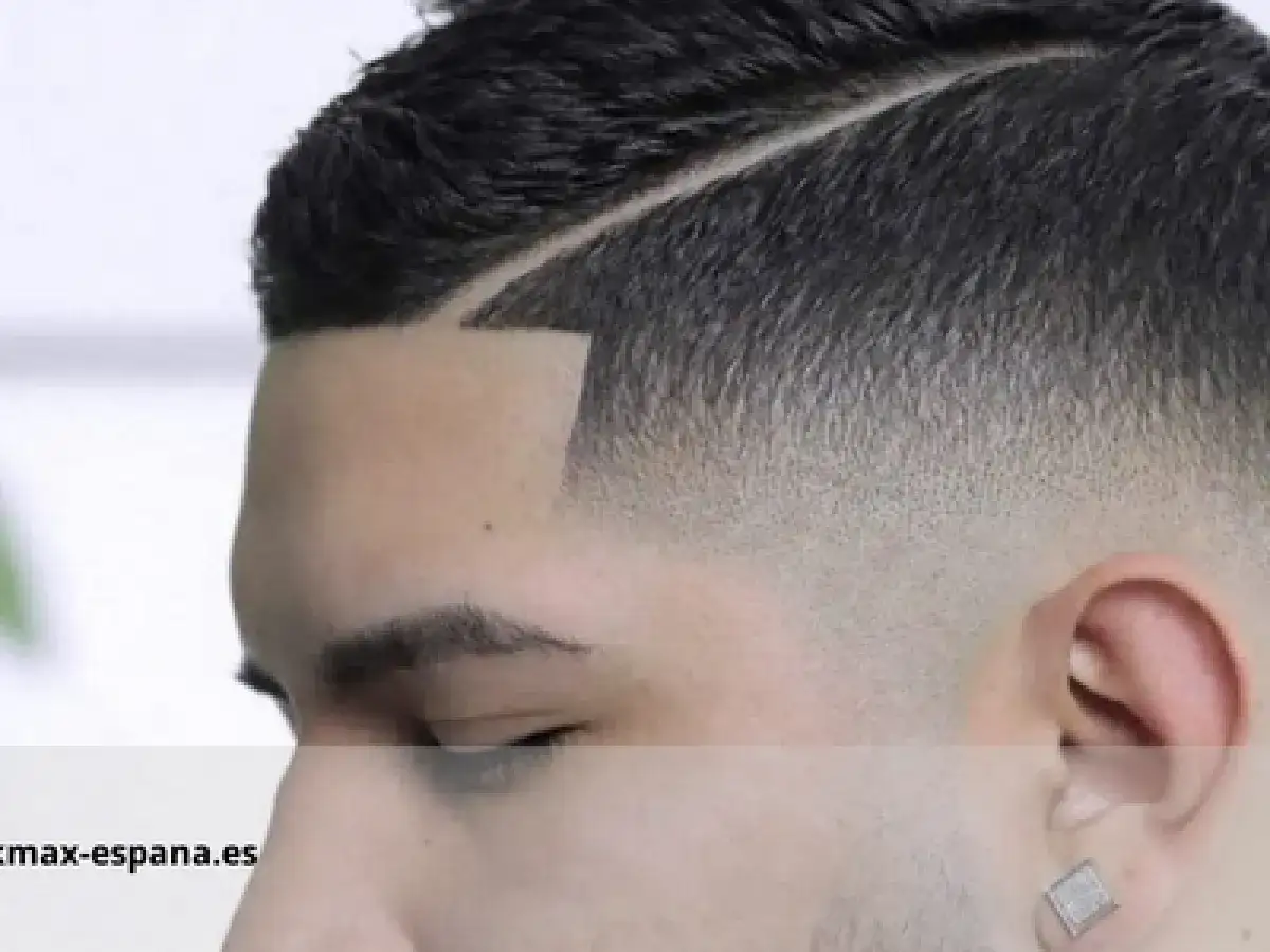Detalle de corte de pelo con degradado hombre, líneas definidas y un diseño moderno.