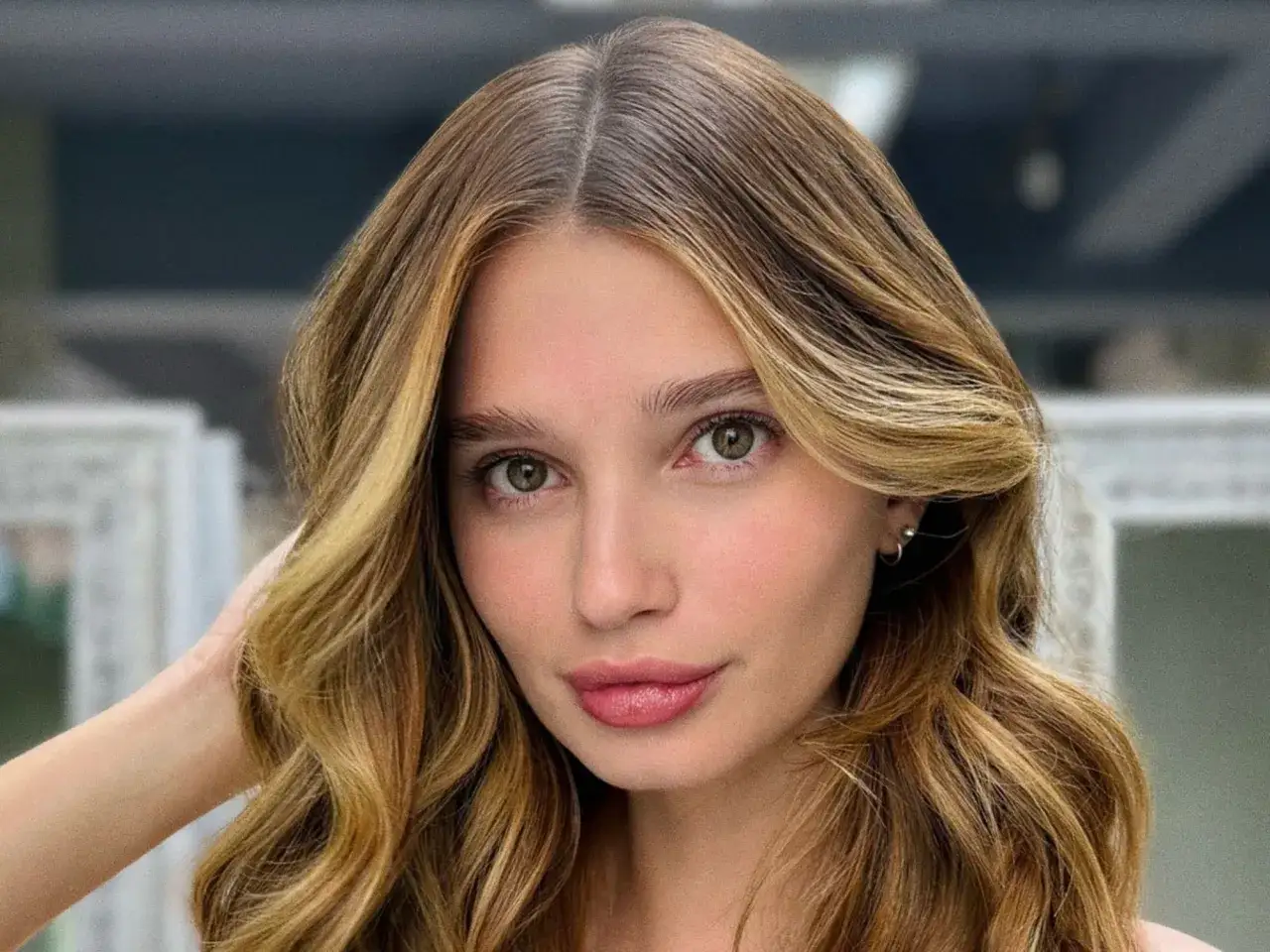 Mujer con cabello ondulado en varios tonos de rubio, mostrando la diversidad de los tipos de rubio.
