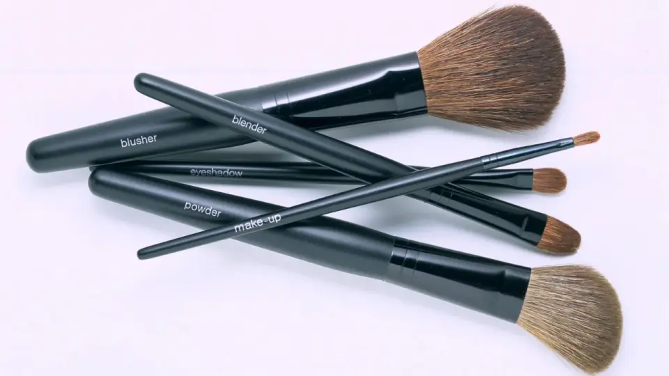 Cómo limpiar brochas de maquillaje sin estropearlas